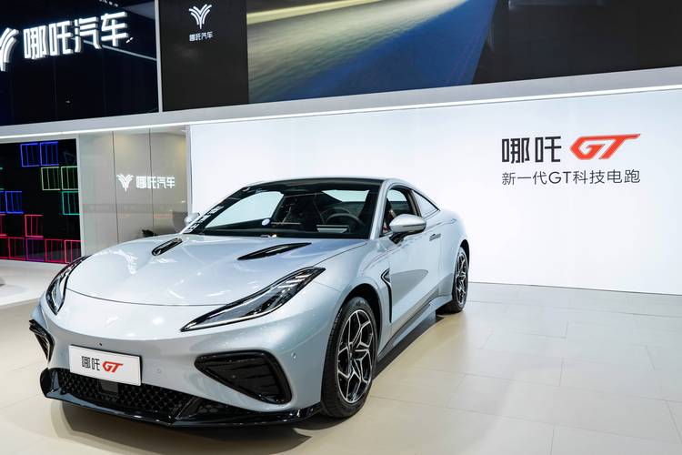 东莞234哪吒汽车在智能汽车领域的表现，领途汽车在新能源汽车市场中的影响力